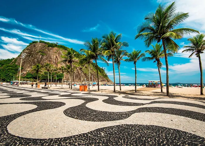 Copacabana, 200m da praia, portaria 24hrs, cozinha completa, ao lado do metrô, banheiro grande, quarto ar condicionado, ventilador de teto e cama de casa, na sala um sofa cama queen c ventilador de teto, silencioso Rio de Janeiro