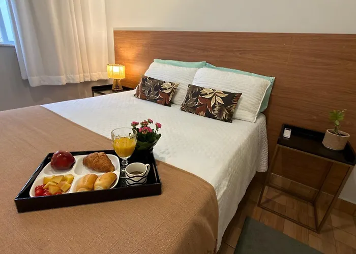 Copacabana, 200m da praia, portaria 24hrs, cozinha completa, ao lado do metrô, banheiro grande, quarto ar condicionado, ventilador de teto e cama de casa, na sala um sofa cama queen c ventilador de teto, silencioso Rio de Janeiro